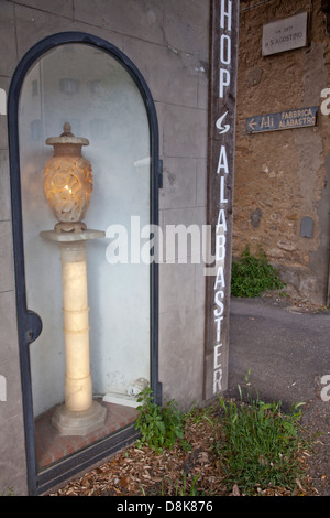 Alabaster-Shop in der mittelalterlichen Altstadt von Volterra, Toskana, Italien Stockfoto