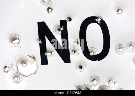 Warnschild mit Einschussloch Stockfoto