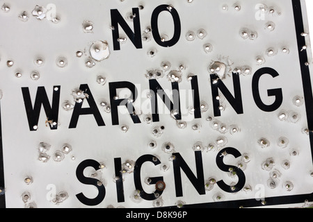 Warnschild mit Einschussloch Stockfoto