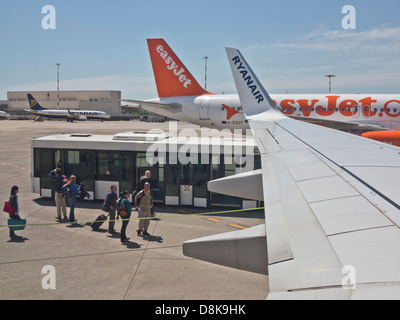 Ryanair und EasyJet Flugzeuge und Passagiere in Pisa, Toskana, Italien Stockfoto