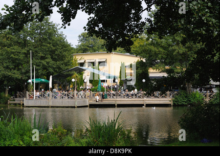 Cafe am See im Slottsskogen Park, Göteborg, Schweden Stockfoto