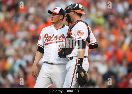 Baltimore, MD, USA. 30. Mai 2013. Baltimore Orioles Krug Freddy Garcia (38) Konferenzen mit Baltimore Orioles Catcher Matt Wieters (32) ab. Washington Nationals Vs Baltimore Orioles an Oriole Park at Camden Yards am 22. Mai 2013 in Baltimore, Maryland. Bildnachweis: Cal Sport Media/Alamy Live-Nachrichten Stockfoto