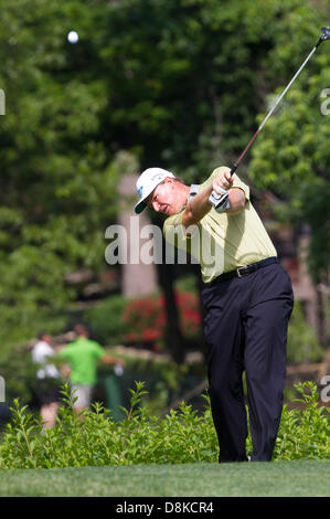 Dublin, Ohio, USA. 30. Mai 2013: Ernie Els Abschläge auf das 18. Loch in der ersten Runde des The Memorial Tournament im Muirfield Village Golf Club in Dublin, Ohio Credit: Cal Sport Media/Alamy Live News Stockfoto
