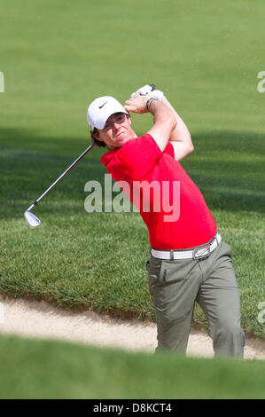 Dublin, Ohio, USA. 30. Mai 2013: Rory McIlroy trifft aus einem Bunker auf dem 18. Fairway in der ersten Runde des The Memorial Tournament im Muirfield Village Golf Club in Dublin, Ohio Credit: Cal Sport Media/Alamy Live News Stockfoto