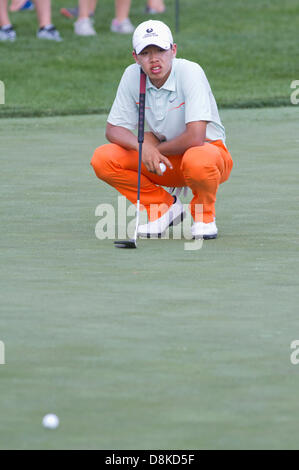 Dublin, Ohio, USA. 30. Mai 2013: Guan Tianlang betrachtet eine bevorstehende Putt in der ersten Runde des The Memorial Tournament im Muirfield Village Golf Club in Dublin, Ohio Credit: Cal Sport Media/Alamy Live News Stockfoto