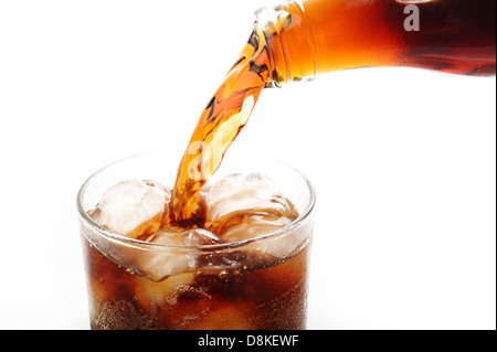 Cola in Glas gießen, auf weißem Hintergrund Stockfoto