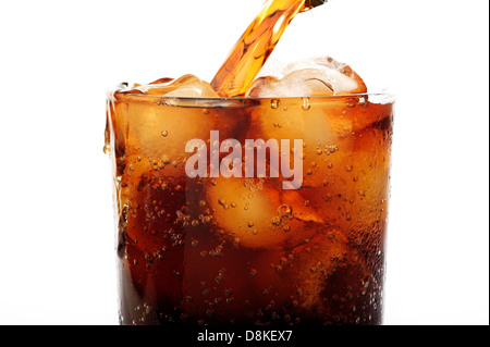 Cola in Glas gießen, auf weißem Hintergrund Stockfoto