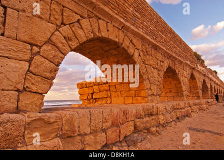 Überreste der antiken römischen Aquädukt, Kaiserschnitt, Judäa, Israel Stockfoto