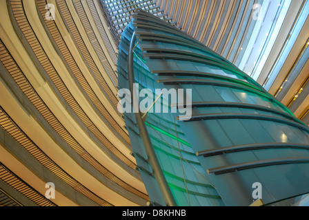 Nach oben Blick auf die beleuchtete Segel und konzentrischen Geschossebenen aus dem Vorhof des Marriott Marquis Hotel in der Innenstadt von Atlanta. Stockfoto