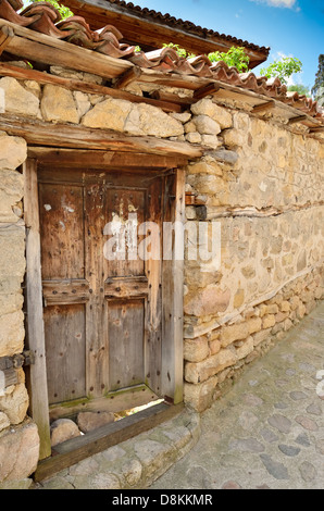 Eine alte Holztür in Koprivshtitsa, Bulgarien, aus der Zeit des Osmanischen Reiches Stockfoto