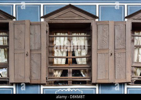 Alte Fenster, architektonisches Detail eines Hauses in Koprivshtitsa, Bulgarien Stockfoto