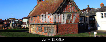 Die Moot Hall, halbe Fachwerkhaus aus dem 16. Jahrhundert Gebäude Museum, Stadt Aldeburgh, Suffolk County, East Anglia, England. Stockfoto