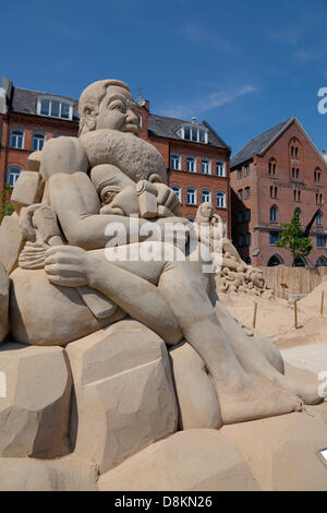 Kopenhagen, Dänemark. 30. Mai 2013. 17 Sandskulpturen von bis zu 10 Metern Höhe 3.000 Tonnen Sand von 30 Künstlern aus Sand gebaut sind bis zum 25. August an Havnegade im Hafen von Kopenhagen in eines der spektakulärsten Ereignisse der Sandskulpturen in Nordeuropa zu sehen. "In den Köpfen der Maske" von Bob Atisso, Togo. Jeder einzelnen Sitzung prägt uns ein Weg oder ein anderes, weil es auf der Erde nicht nutzlos ist. Wir sind alle unvollständigen Menschen. Bildnachweis: Niels Quist / Alamy Live News Stockfoto