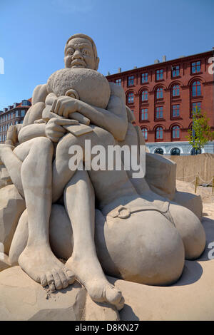 Kopenhagen, Dänemark. 30. Mai 2013. 17 Sandskulpturen von bis zu 10 Metern Höhe 3.000 Tonnen Sand von 30 Künstlern aus Sand gebaut sind bis zum 25. August an Havnegade im Hafen von Kopenhagen in eines der spektakulärsten Ereignisse der Sandskulpturen in Nordeuropa zu sehen. "In den Köpfen der Maske" von Bob Atisso, Togo. Jeder einzelnen Sitzung prägt uns ein Weg oder ein anderes, weil es auf der Erde nicht nutzlos ist. Wir sind alle unvollständigen Menschen. Bildnachweis: Niels Quist / Alamy Live News Stockfoto