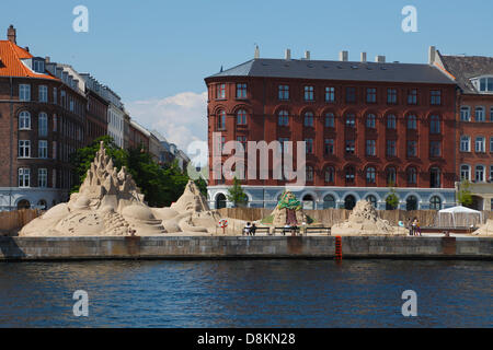 Kopenhagen, Dänemark. 30. Mai 2013. 17 Sandskulpturen von bis zu 10 m Höhe von 3.000 Tonnen Sand von 30 Künstlern aus Sand gebaut werden bis zum 25. August an Havnegade im Hafen von Kopenhagen in eines der spektakulärsten Ereignisse der Sandskulpturen in Nordeuropa. Copenhagen International Sand Skulptur Festival 2013 gesehen von der Insel Amager / Christianshavn Seite des Hafens. Dieses Jahr in einem geschlossenen Raum bei Havnegade als die bevorzugter Ort für diese Veranstaltung, Ofelia Beach am Nyhavn, verwandelte vorübergehend in eine Baustelle für eine Tiefgarage zur Verfügung. © Niels Quist Stockfoto