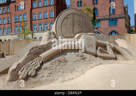 Kopenhagen, Dänemark. 30. Mai 2013. 17 Sandskulpturen von bis zu 10 Metern Höhe 3.000 Tonnen Sand von 30 Künstlern aus Sand gebaut sind bis zum 25. August an Havnegade im Hafen von Kopenhagen in eines der spektakulärsten Ereignisse der Sandskulpturen in Nordeuropa zu sehen. "Bye Bye Mister Money" Etual Ojeda, Spanien. Diese Skulptur drückt eine einfache Kritik der Geld-Mechanik. Es stellt eine sterbende Struktur, die beschädigte und nicht funktionsfähig ist. Historische Gebäude Havnegade im Hintergrund. Bildnachweis: Niels Quist / Alamy Live News Stockfoto