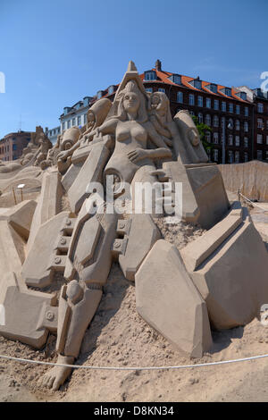 Kopenhagen, Dänemark. 30. Mai 2013. 17 Sandskulpturen von bis zu 10 Metern Höhe 3.000 Tonnen Sand von 30 Künstlern aus Sand gebaut sind bis zum 25. August an Havnegade im Hafen von Kopenhagen in eines der spektakulärsten Ereignisse der Sandskulpturen in Nordeuropa zu sehen. "Reverse Engineering" von Guy-Oliver Deveau, Kanada. Die Geschichte eines Menschen von einem Roboter erstellt. Ich möchte mit dieser Szene die Sicht auf die Dichotomie von Software/Hardware und Körper und Geist zu verlagern. Was macht bewusst. Geht es über das Ausführen von Software oder unsere Gedanken?  Bildnachweis: Niels Quist / Alamy Live News Stockfoto