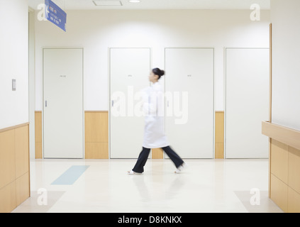 Frau Doktor Korridor entlang Stockfoto