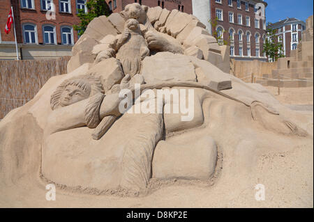 Kopenhagen, Dänemark. 30. Mai 2013. 17 Sandskulpturen von bis zu 10 Metern Höhe 3.000 Tonnen Sand von 30 Künstlern aus Sand gebaut sind bis zum 25. August an Havnegade im Hafen von Kopenhagen in eines der spektakulärsten Ereignisse der Sandskulpturen in Nordeuropa zu sehen. "Antarktis" von Katsu Chaen (Japan) und Bagrat Stephanyan (Russland). Die unerwartete Begegnung zwischen einem Eisbär und Dichtung. Bildnachweis: Niels Quist / Alamy Live News Stockfoto