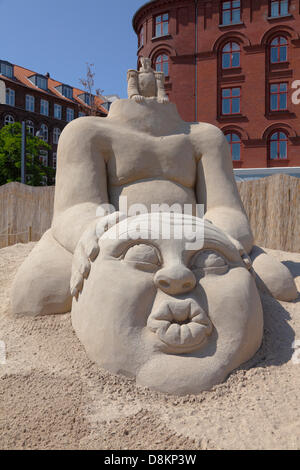 Kopenhagen, Dänemark. 30. Mai 2013. 17 Sandskulpturen von bis zu 10 Metern Höhe 3.000 Tonnen Sand von 30 Künstlern aus Sand gebaut sind bis zum 25. August an Havnegade im Hafen von Kopenhagen in eines der spektakulärsten Ereignisse der Sandskulpturen in Nordeuropa zu sehen. "Control Freak' von Patrick Steptoe, Dänemark. Sind wir von uns selbst Meister oder hat ein verrückten Diktator Kontrolle über unseren Köpfen genommen? Ehrgeiz, Angst und Wunsch dürfen manchmal macht auch die hoffnungsvollen Person nehmen. Früher oder später müssen wir den Deckel anheben und zeigen, wer der Boss ist. © Niels Quist / Alamy Stockfoto