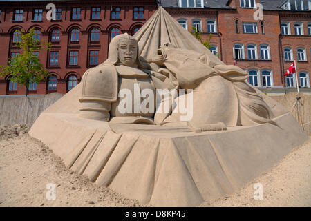 Kopenhagen, Dänemark. 30. Mai 2013. 17 Sandskulpturen von bis zu 10 Metern Höhe 3.000 Tonnen Sand von 30 Künstlern aus Sand gebaut sind bis zum 25. August an Havnegade im Hafen von Kopenhagen in eines der spektakulärsten Ereignisse der Sandskulpturen in Nordeuropa zu sehen. "Still Life" von Pavel Mylnikov, Russland. Das Element der macht. Bildnachweis: Niels Quist / Alamy Live News Stockfoto