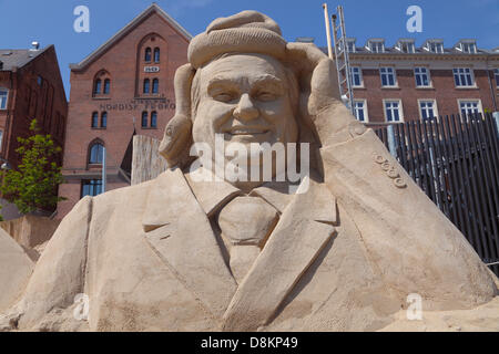 Kopenhagen, Dänemark. 30. Mai 2013. 17 Sandskulpturen von bis zu 10 m Höhe von 3.000 Tonnen Sand von 30 Künstlern aus Sand gebaut werden bis zum 25. August an Havnegade im Hafen von Kopenhagen in eines der spektakulärsten Ereignisse der Sandskulpturen in Nordeuropa. Sand Skulptur von Prinzgemahl Henrik von Dänemark mit einem König Python auf dem Kopf. Das Thema stammt aus einem Foto-Veranstaltung in Randers Regnskov in Dänemark, wo Prinz Henrik die Schlange auf den Kopf gestellt und als eine Kopfbedeckung trug. Bildnachweis: Niels Quist / Alamy Live News Stockfoto