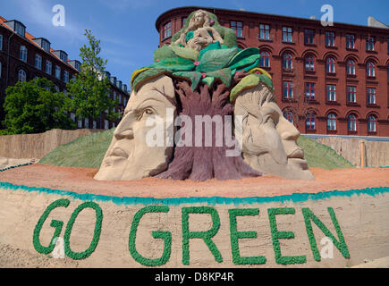 Kopenhagen, Dänemark. 30. Mai 2013. 17 Sandskulpturen von bis zu 10 Metern Höhe 3.000 Tonnen Sand von 30 Künstlern aus Sand gebaut sind bis zum 25. August an Havnegade im Hafen von Kopenhagen in eines der spektakulärsten Ereignisse der Sandskulpturen in Nordeuropa zu sehen. Preis gewinnende "Go green - Save the Earth" von Sudarsan Pattnaik, Indien. Die globale Erwärmung wirkt sich auf die ganze Welt. Wir haben, darüber nachzudenken, wie wir die Umwelt behandeln und wir müssen eine richtige Art und Weise im Einklang mit der Natur zu finden. Bildnachweis: Niels Quist / Alamy Live News Stockfoto