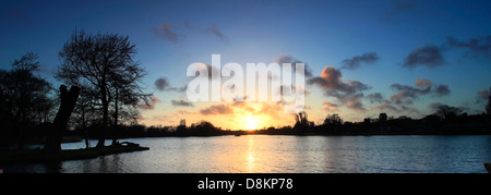 Sonnenuntergang über dem bloßen Thorpeness Village, Suffolk County, England Stockfoto