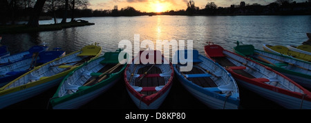 Bunte hölzerne Ruderboote zu mieten auf dem Mere See, Thorpeness Dorf, Suffolk County, England Stockfoto