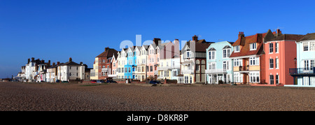 Der Strand und Promenade von Aldeburgh Stadt, Suffolk County, East Anglia, England. Stockfoto