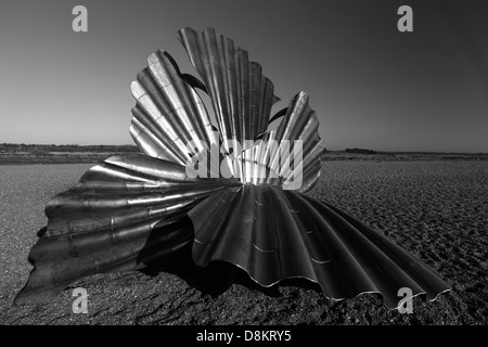 Die Jakobsmuschel Skulptur von Maggie Hambling, am Strand, Aldeburgh Stadt, Suffolk County, East Anglia, England. Stockfoto