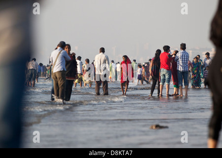 Massen an einem Strand in Mumbai, Indien Stockfoto