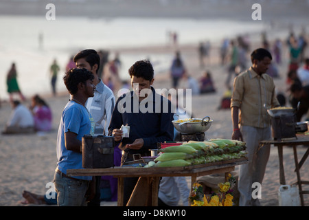 Imbiss-Stand an einem Strand in Mumbai, Indien Stockfoto