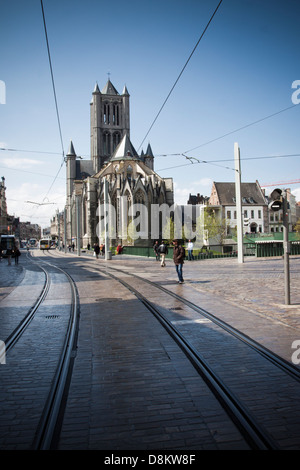 Schwerpunkt auf Schiene mit Hintergrund der Saint Bavo Kathedrale. Gent, Belgien Stockfoto