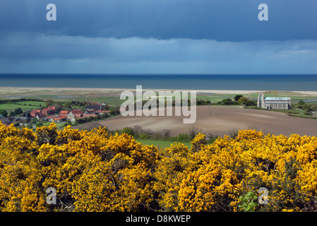 Salthouse Kirche aus Kelling Heath im Frühjahr an der Nordküste Norfolk Stockfoto