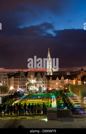 Stadtbild von Brüssel von den Monts des Arts in der Abenddämmerung. Brüssel, Belgien Stockfoto