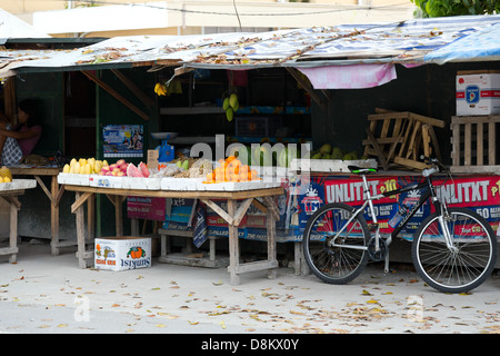 Obstständen in Moalboal auf der Insel Cebu, Philippinen Stockfoto