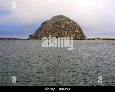 Moro Rock Bay wird in einer nebligen, wolkenreichen Szene festgehalten, in der der Rand des Ozeans auf nebeligen Himmel trifft. Die Bucht ist Teil der natürlichen Schönheit der Küstenlandschaften, wo Nebel und Wolken oft aus dem Meer hereinbrechen und dramatische, atmosphärische Bedingungen für Fotografien schaffen. Stockfoto