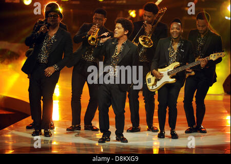 Sänger Bruno Mars führt auf der Bühne während der Show "Deutschlands next Topmodel" in der SAP Arena in Mannheim, Deutschland, 30. Mai 2013. Foto: Uli Deck Stockfoto