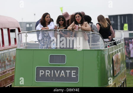 Epsom Downs, England, Vereinigtes Königreich. 31. Mai 2013. Damen auf dem Oberdeck eines offenen gekrönt Bus während der Investec Ladies Day von Epsom Racecourse. Bildnachweis: Action Plus Sport Bilder/Alamy Live News Stockfoto