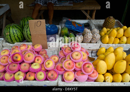 Obstständen in Moalboal auf der Insel Cebu, Philippinen Stockfoto