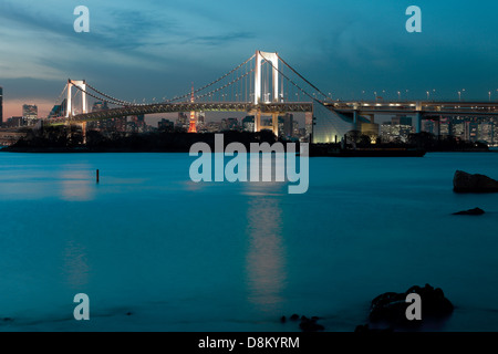 Tokioter Skyline von Odaiba mit Rainbow Bridge und Tokyo Tower Stockfoto