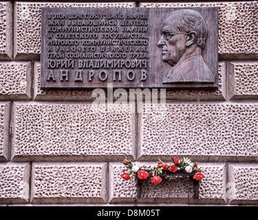 1. Februar 1989 - Moskau, RU - A Gedenktafel und ein Regal mit Blumen, Ehren sowjetischen Führer Yuri V. Andropov, an der Wand eines stattlichen Moskau Mehrfamilienhauses am 26 Kutuzovsky Prospekt, wo er und andere sowjetische Führer lebten. Ehemaliger Leiter des KGB, war er Generalsekretär der kommunistischen Partei der Sowjetunion von November 1982 bis zu seinem Tod im Februar 1984. Foto aufgenommen im Februar 1989. (Kredit-Bild: © Arnold Drapkin/ZUMAPRESS.com) Stockfoto