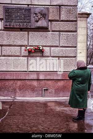 31. Mai 2013 - Ansichten Moskau, RU - eine russische Frau eine Gedenktafel und ein Regal mit Blumen, Ehren sowjetischen Führer Yuri V. Andropov, an der Wand eines stattlichen Moskau Mehrfamilienhauses am 26 Kutuzovsky Prospekt, wo er und andere sowjetische Führer lebten. Ehemaliger Leiter des KGB, war er Generalsekretär der kommunistischen Partei der Sowjetunion von November 1982 bis zu seinem Tod im Februar 1984. Foto aufgenommen im Februar 1989. (Kredit-Bild: © Arnold Drapkin/ZUMAPRESS.com) Stockfoto