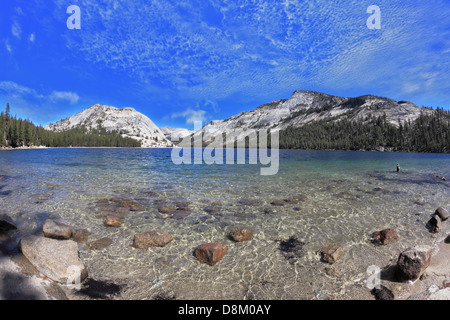 Blauer See in einer Senke zwischen den Bergen Stockfoto