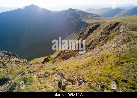 Auf der Suche nach grisedale Pike & Hobcarton vom Gipfel des Hopegill Kopf bei Sonnenaufgang im Lake District Stockfoto