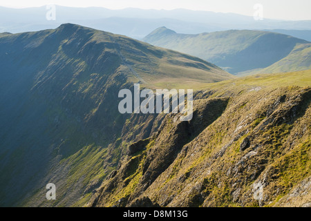 Blick auf Hobcarton vom Gipfel des Hopegill Head bei Sonnenaufgang im Lake District Stockfoto