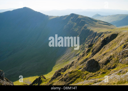 Auf der Suche nach grisedale Pike & Hobcarton vom Gipfel des Hopegill Kopf bei Sonnenaufgang im Lake District Stockfoto