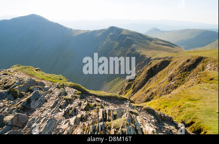 Auf der Suche nach grisedale Pike & Hobcarton vom Gipfel des Hopegill Kopf bei Sonnenaufgang im Lake District Stockfoto