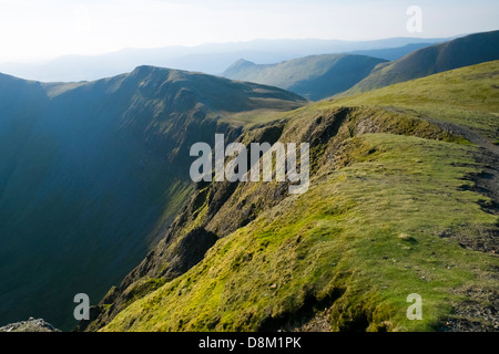 Blick auf Hobcarton Felsen vom Gipfel des Hopegill Head bei Sonnenaufgang im Lake District Stockfoto